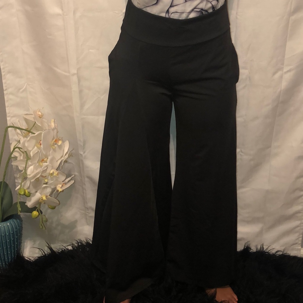 Black pleated wife leg pants